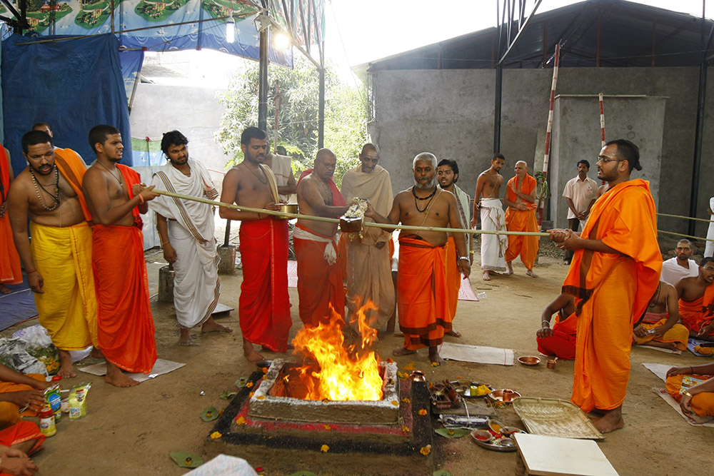 गुरुदेव आश्रमातील वैदिक यज्ञ — Vedic Yajna at Gurudev Ashram